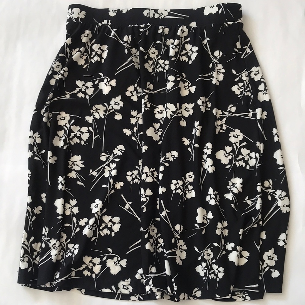 Leota women Stretchable no wrinkles floral skirt.